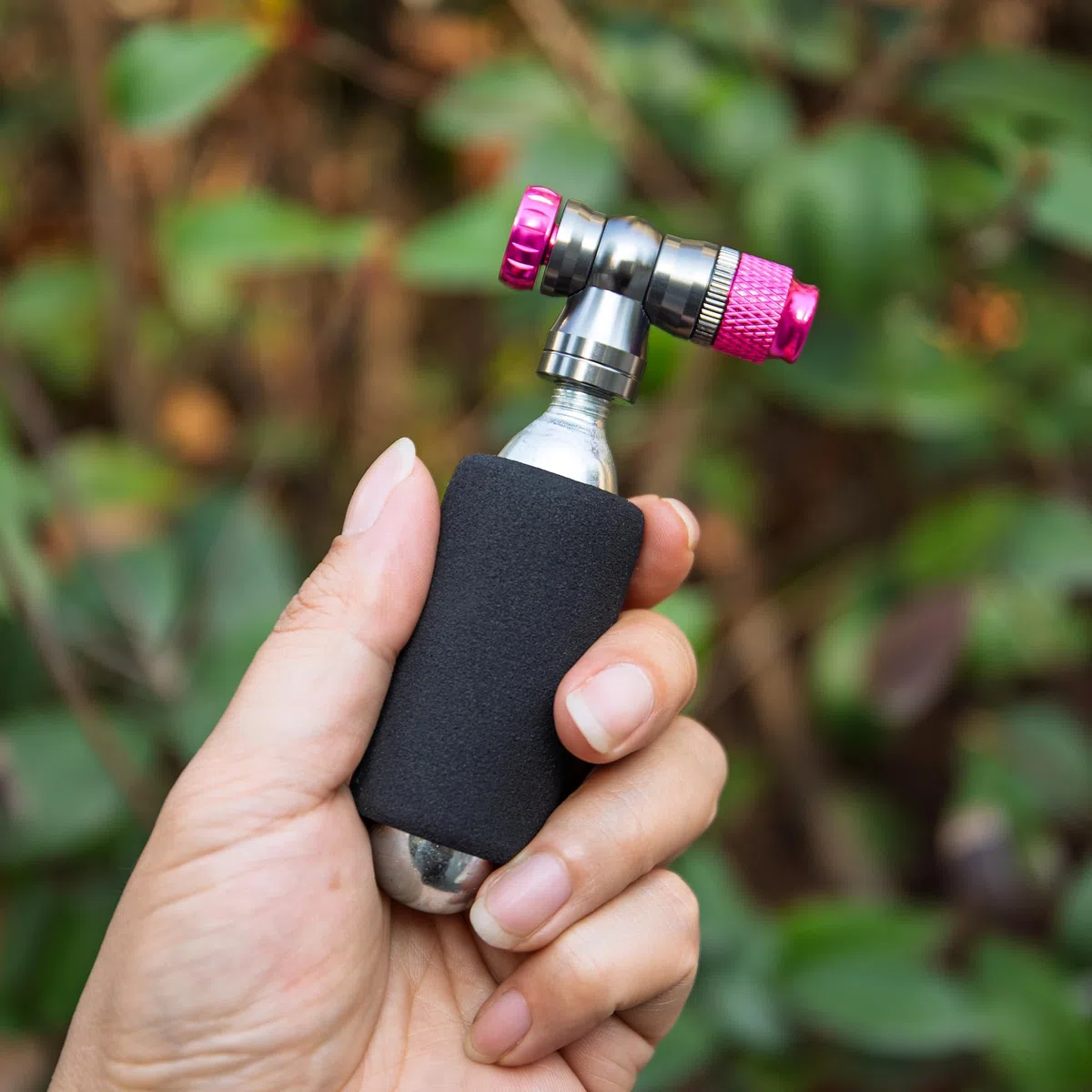 Kit de Pompe à vélo CO2 - Gonfleur de CO2 avec Cartouches de CO2 de 16 g/25 g - Compact, léger, Compatible avec valves Presta et Schrader - Parfait pour Les vélos de Route et VTT - avec