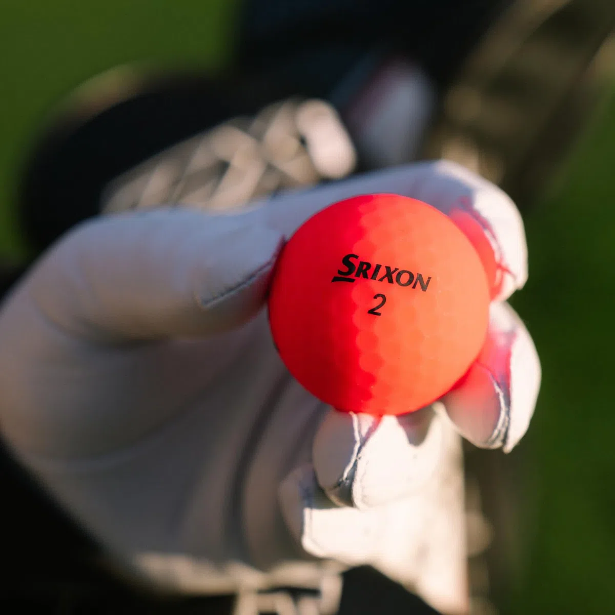 Srixon Soft Feel Brite - Balles de Golf Haute visibilité et Toucher Ultra-Doux | Distance Longue et trajectoire Stable| Spin contrôlé et repérage Rapide | Orange/Rouge/Vert