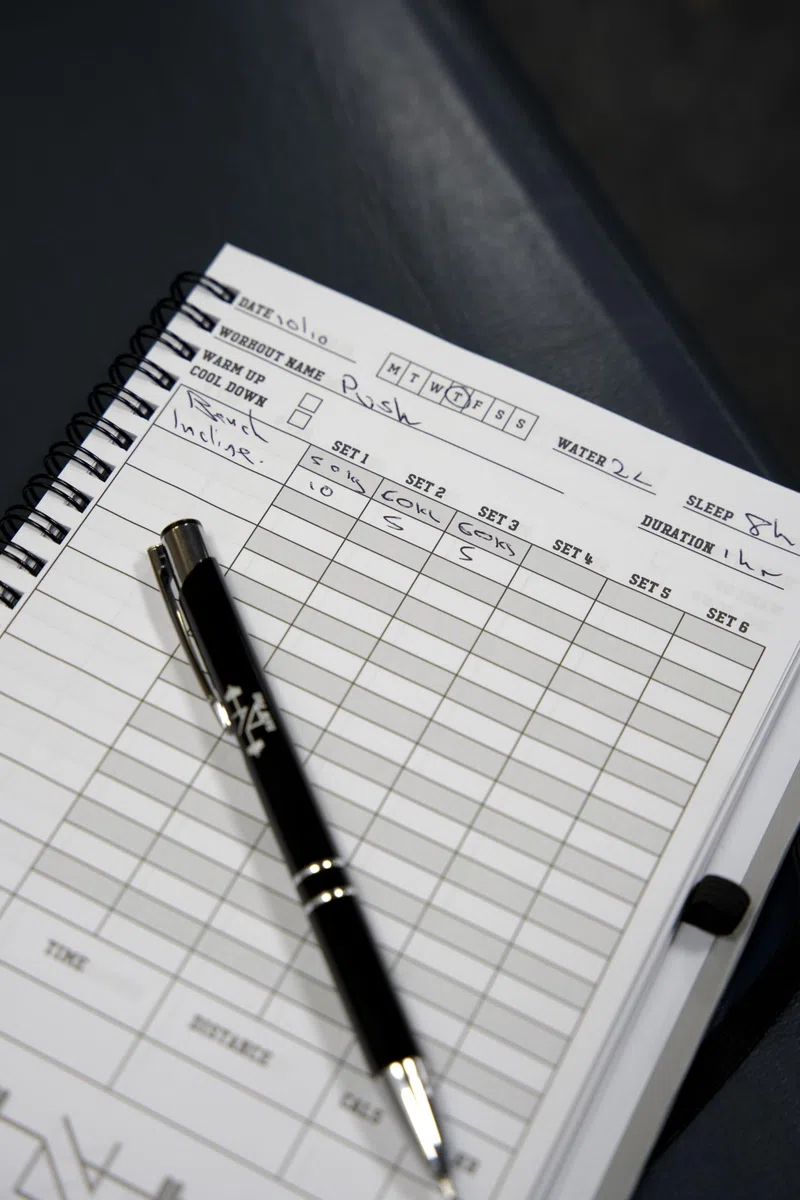 Journal d'entraînement A5, 144 pages avec sangle élastique et stylo, traqueur de fitness avec journal de progrès corporel, calendrier d'entraînement et planificateur d'objectifs, carnet de