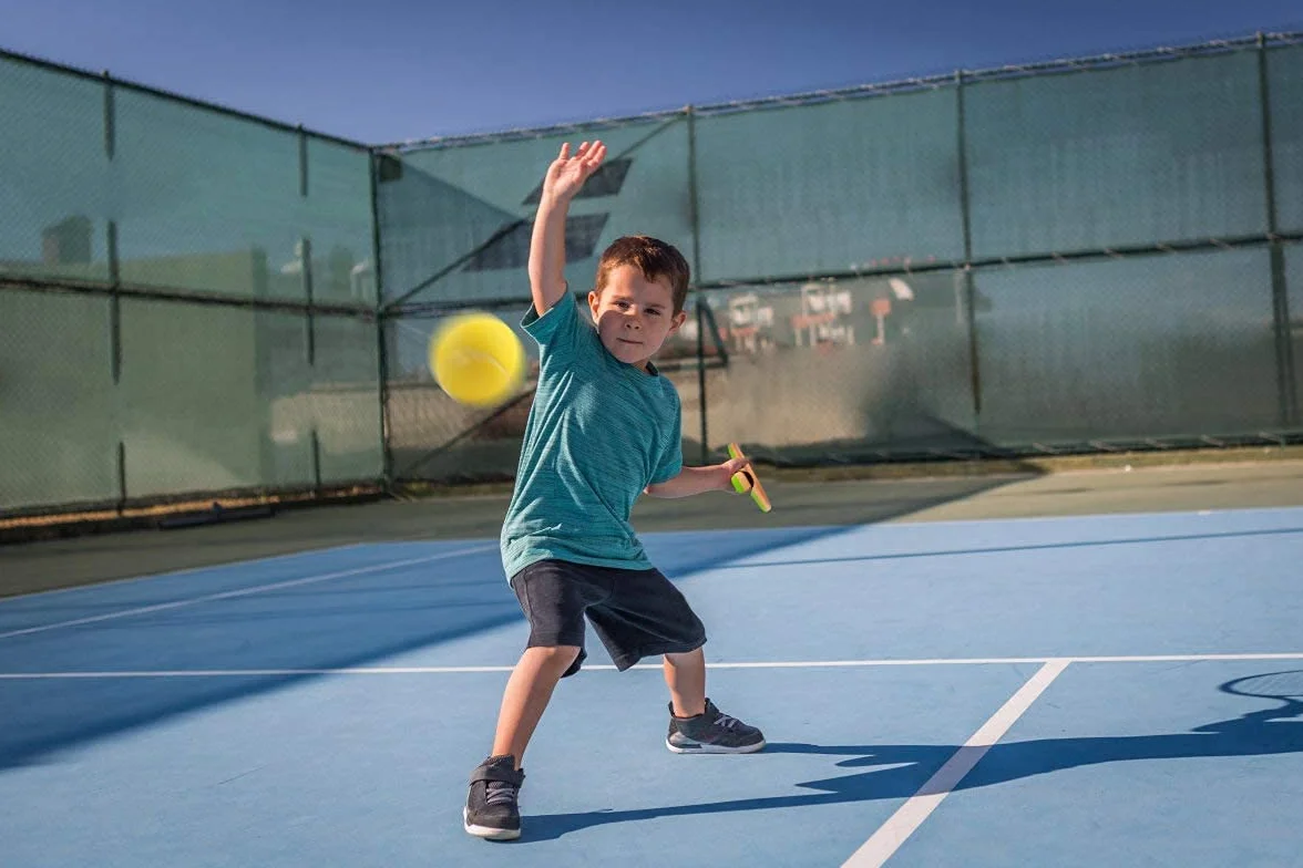 Raquette de tennis pour enfant avec sac, raquette en plastique comprenant 4 balles en mousse, 6 volants de badminton pour enfants (plus de 3 ans), jeu de sport intérieur/extérieur