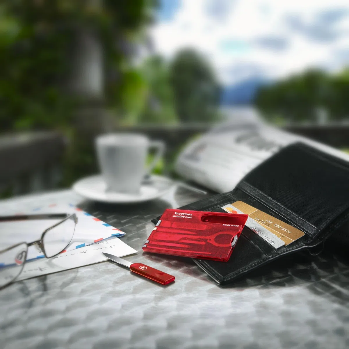 Victorinox Swiss Card, Carte multifonction, Taille de La Carte de Crédit, 10 Fonctions, Stylo, Ciseaux, Rouge Transparent