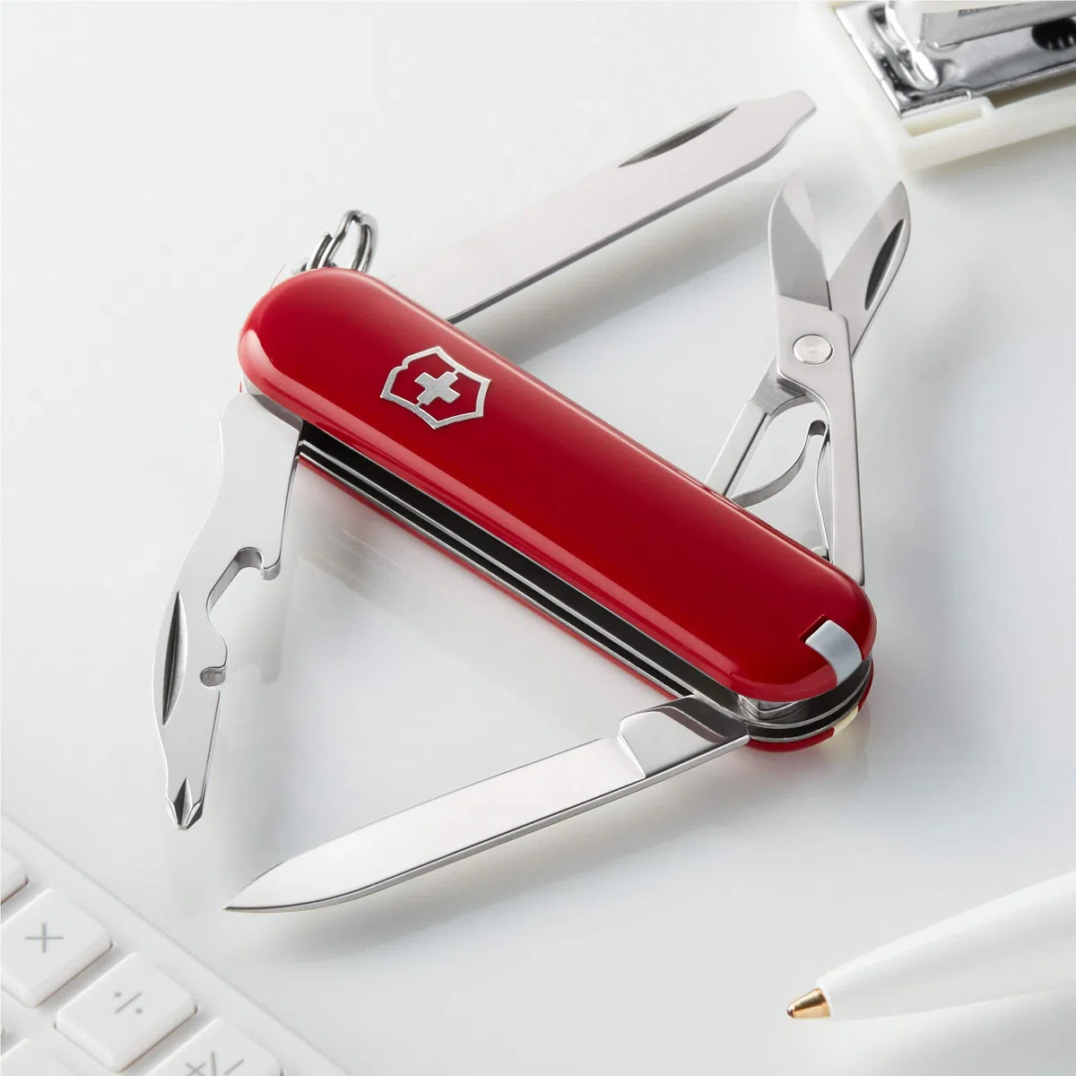 Victorinox Couteau de Poche Rambler, Petit, 10 Fonctions, Swiss Made, Outil Multifonction avec Tournevis Phillips, Ciseaux, Rouge