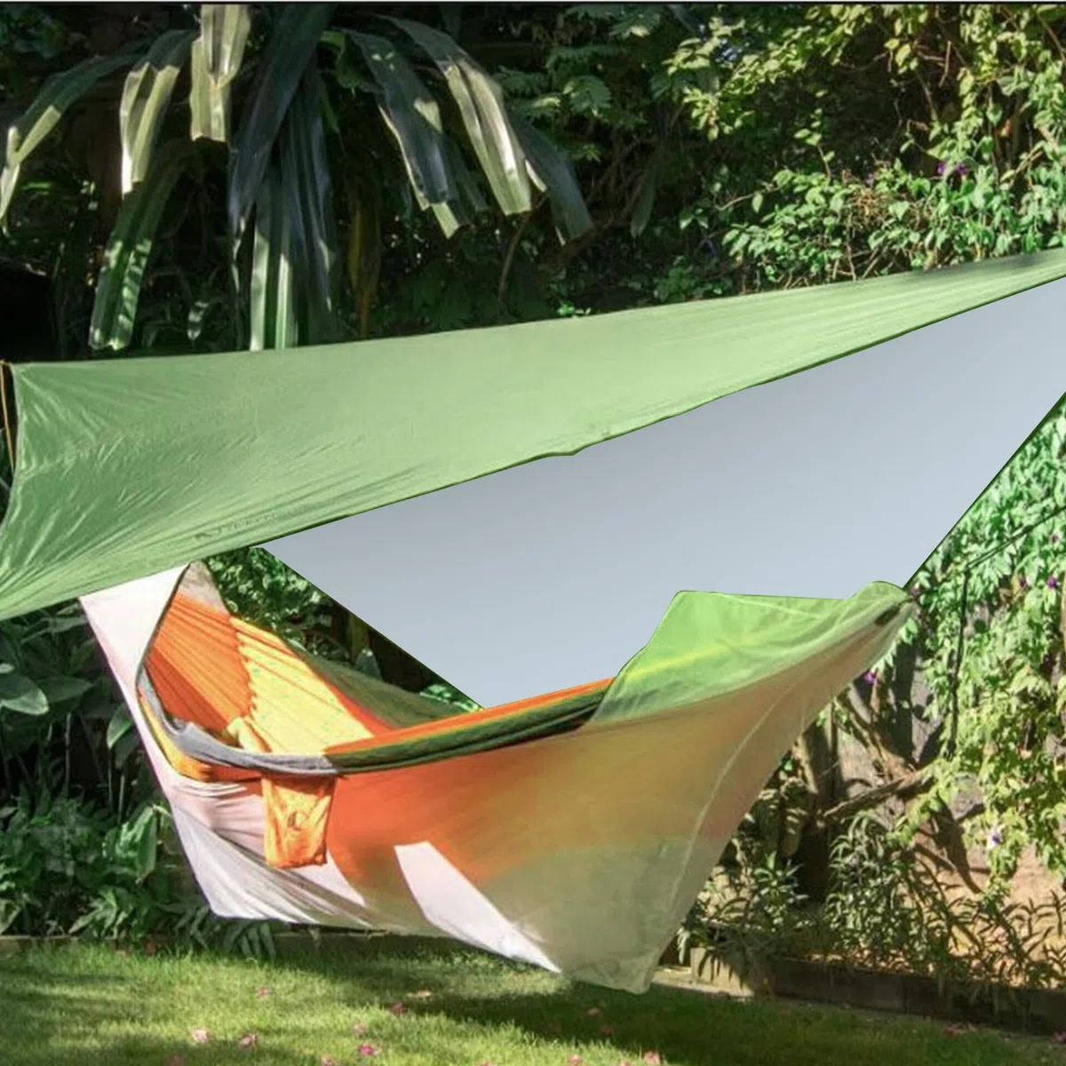 Tarp Bâche de tente de camping étanche 3 x 3 m avec 6 cordes et 6 broches en aluminium, protection UV, ultra légère, avec œillets, pour camping, extérieur, pique-nique, randonnée, hamac (vert)