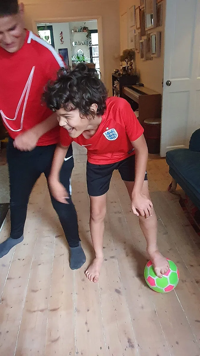 Ballon de football d'intérieur en caoutchouc souple avec housse en feutre Taille 3 17 cm
