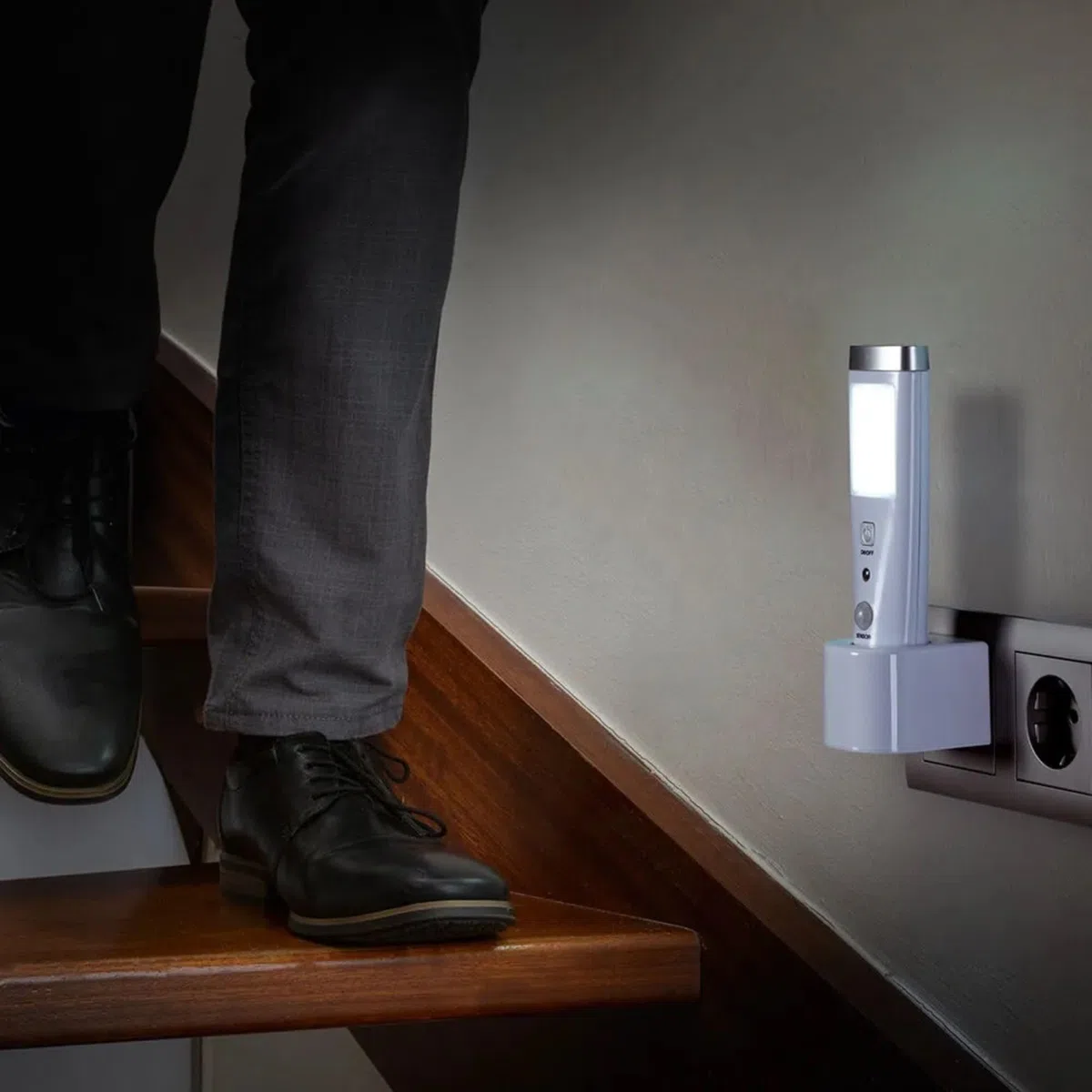 Fishtec Lampe Torche et Veilleuse à Détection Automatique - Éclairage 15 et 5 LED avec Charge par Induction - Sécurité Idéale pour Maison et Escaliers - Batterie Rechargeable 15 cm