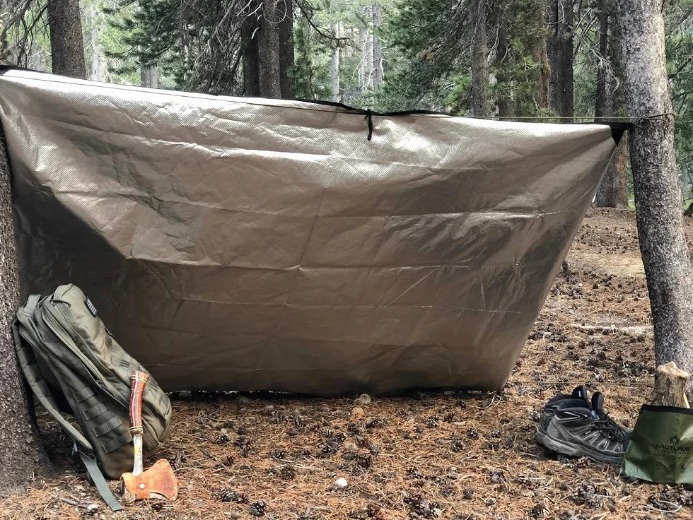 Arcturus Couverture de Survie Robuste – Bâche Thermique réfléchissante – 152,4 x 208,3 cm – Couverture d'urgence réutilisable pour Voiture ou Camping (Camouflage boisé)