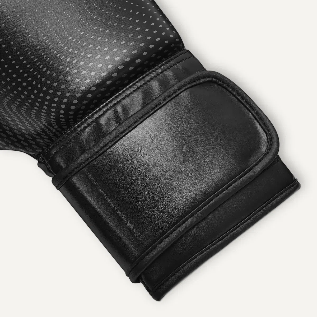 Amazon Basics Gants de Boxe en Cuir Synthétique pour Hommes et Femmes - Gants d'Entraînement pour Sparring, MMA, Muay Thai - Design Ergonomique et Respirant avec Support Poignet - Noir