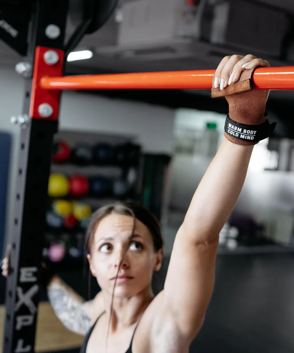 WARM BODY COLD MIND Poignées en cuir sans trous avec soutien de poignet pour haltérophilie, powerlifting, gymnastique, cross-training, tractions, musculation, protection des paumes