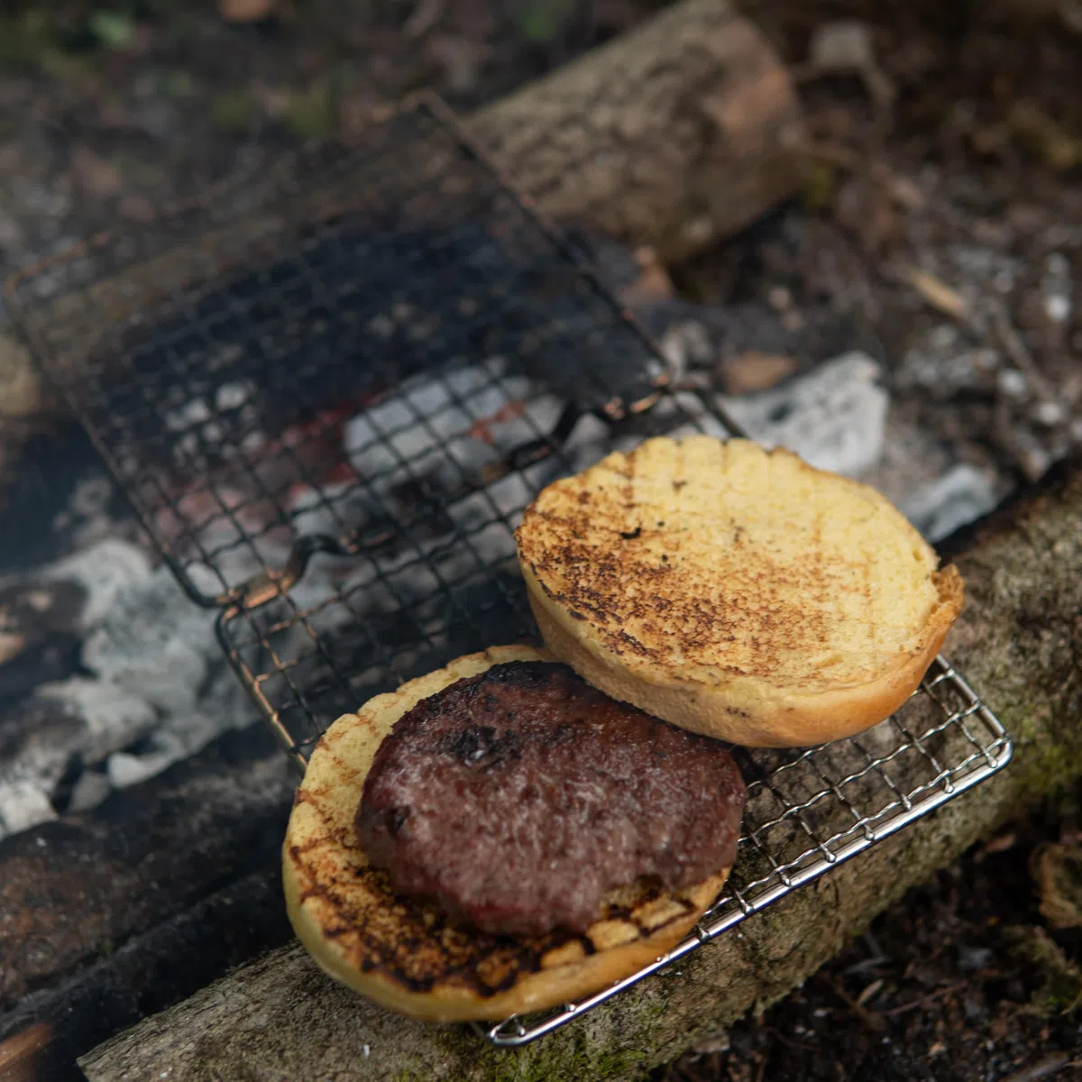 Forest Fundamentals Gril pliable en acier inoxydable 304 | Grille de cuisson légère et portable pour le bushcraft, le camping, la randonnée et la randonnée | Comprend un sac de transport en toile de