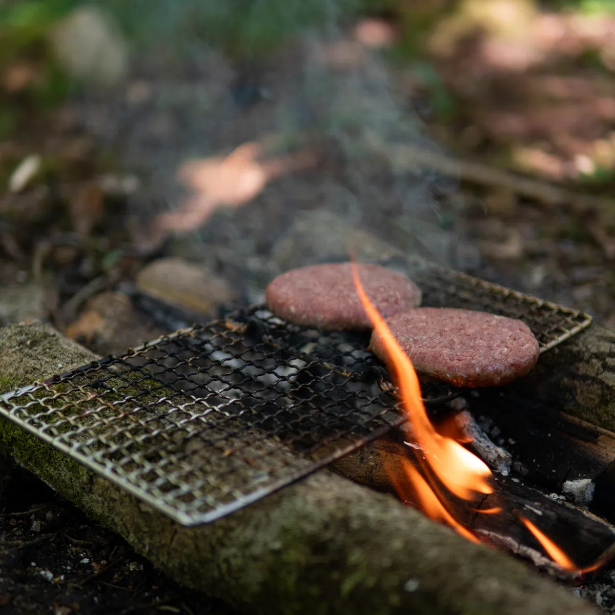 Forest Fundamentals Gril pliable en acier inoxydable 304 | Grille de cuisson légère et portable pour le bushcraft, le camping, la randonnée et la randonnée | Comprend un sac de transport en toile de