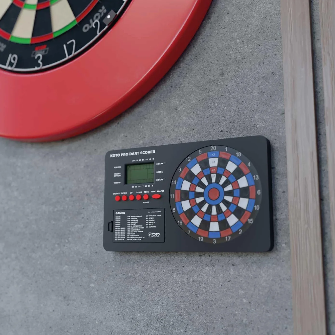 KOTO - Tableau de Score Pro pour Fléchettes, 32 Jeux, Dart Scorer, Affichage du Score & Fixation, pour 8 Joueurs, Alimenté par Piles