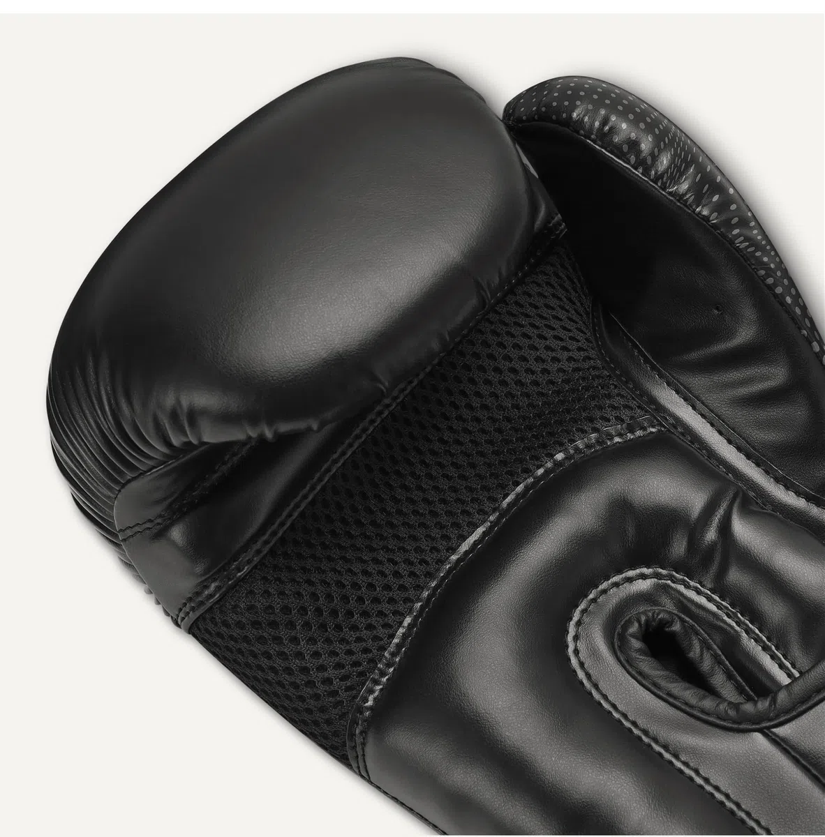 Amazon Basics Gants de Boxe en Cuir Synthétique pour Hommes et Femmes - Gants d'Entraînement pour Sparring, MMA, Muay Thai - Design Ergonomique et Respirant avec Support Poignet - Noir