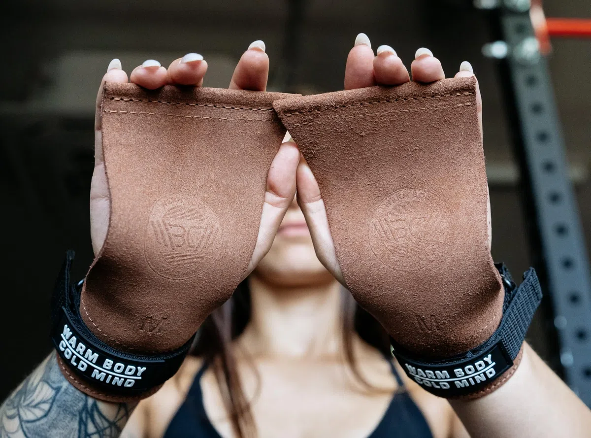 WARM BODY COLD MIND Poignées en cuir sans trous avec soutien de poignet pour haltérophilie, powerlifting, gymnastique, cross-training, tractions, musculation, protection des paumes