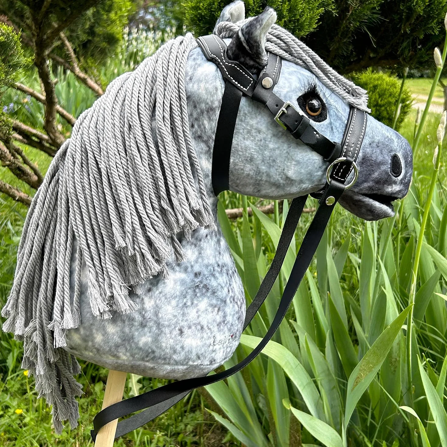 Hobby Horse Filet bridon éthologique Noir pour Hobby Horse Taille A3 et A4. Réglable par Boucle. Cuir synthétique surpiqué de Coutures Blanches