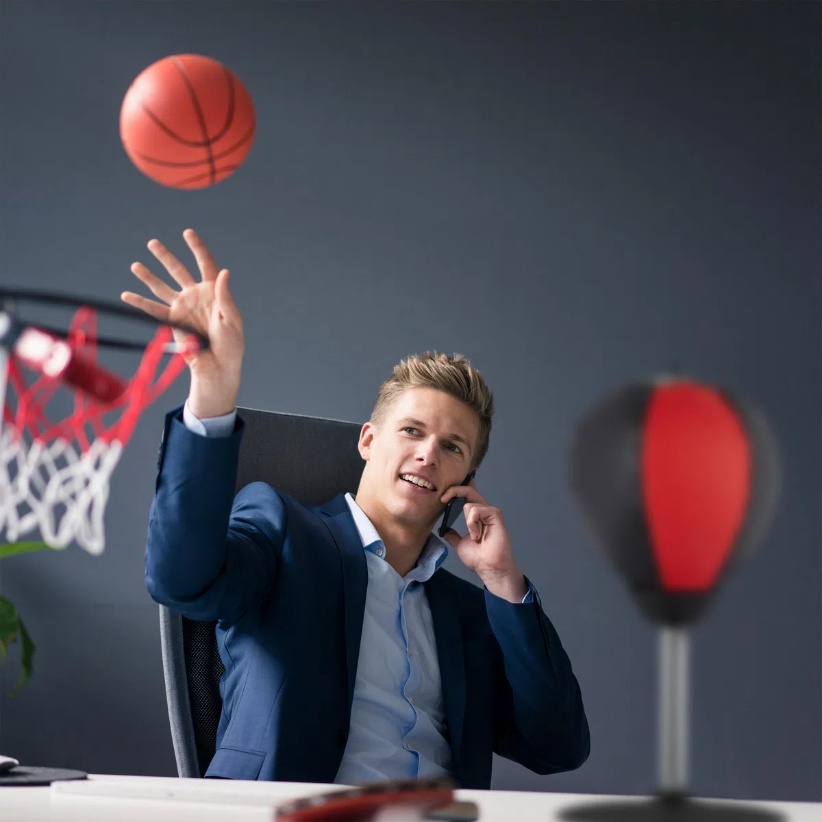 Relaxdays Punching-Ball de Table, Mini Sac de Frappe pour Le Bureau, soulager Le Stress, Ballon Poire Boxe, Noir/Rouge