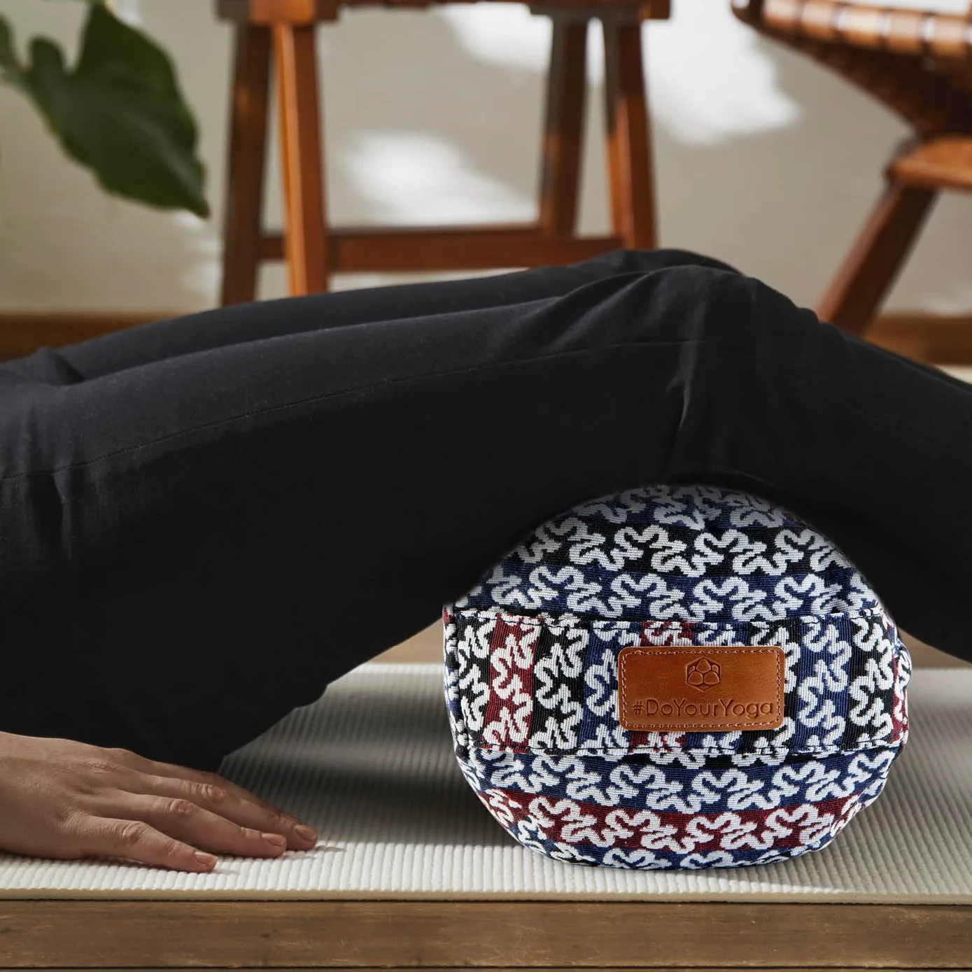 #DoYourYoga Coussin cylindrique pour yoga | 68cm x 22cm | Remplissage d'épeautre bio ou de cosses de sarrasin bio | Housse lavable | Coussin de yoga & siège de méditation | Coussin zafu pour yin yoga