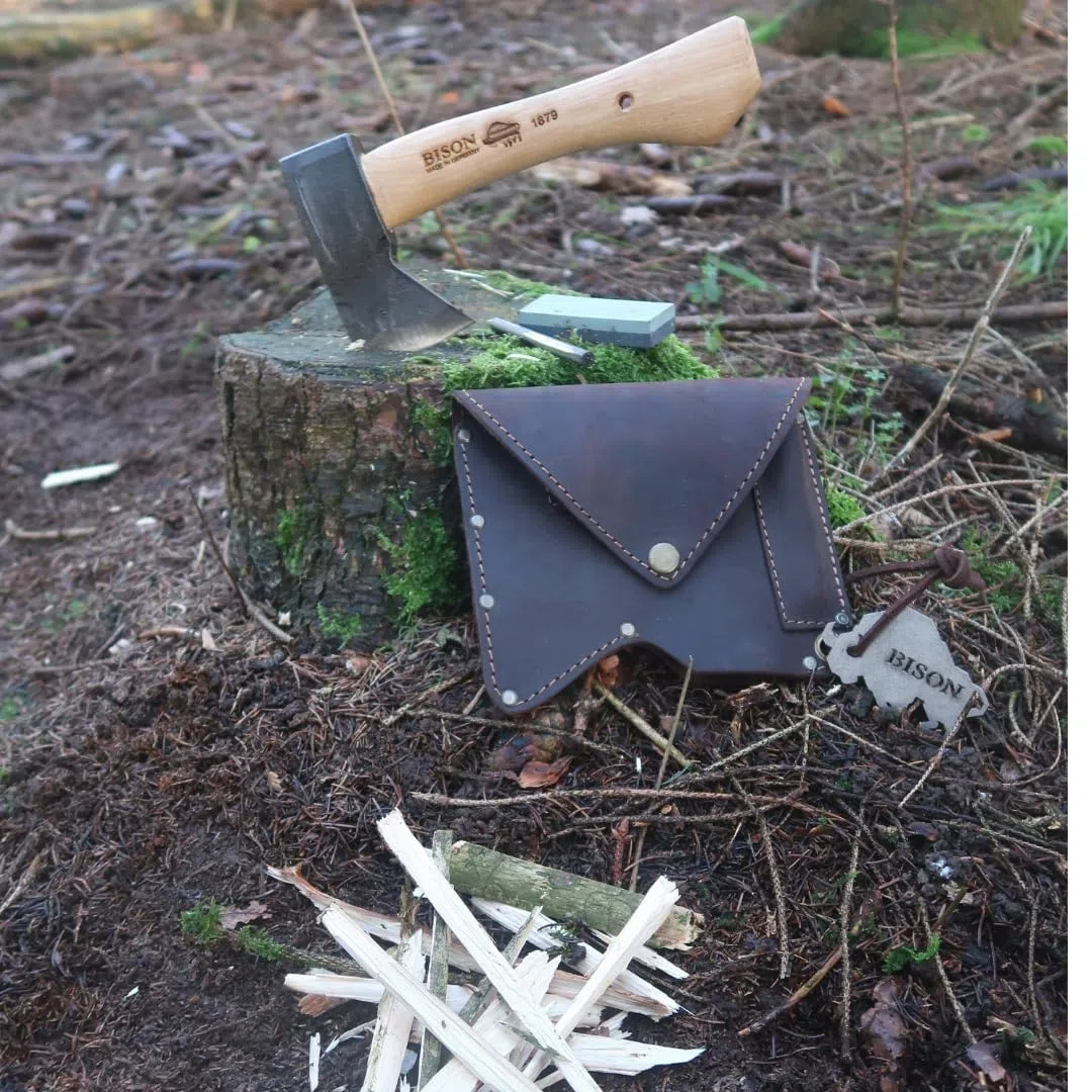 Bison 1879 Set de haches de Trekking - avec Un équipement utile (Briquet + Pierre à aiguiser Duo) pour Les déplacements