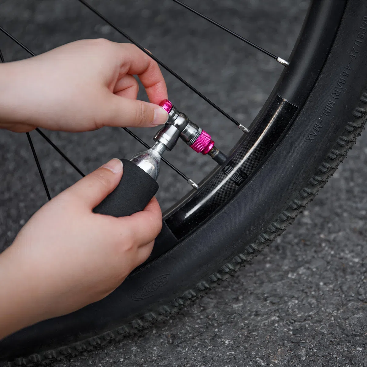 Kit de Pompe à vélo CO2 - Gonfleur de CO2 avec Cartouches de CO2 de 16 g/25 g - Compact, léger, Compatible avec valves Presta et Schrader - Parfait pour Les vélos de Route et VTT - avec