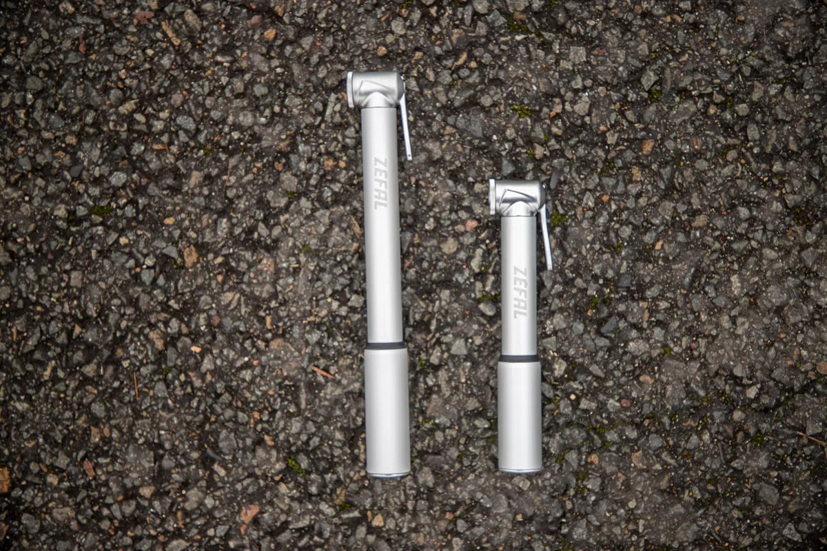 ZEFAL Road Mini - Mini Pompe à Velo de Route - Robuste et Légère - Vélos de Route et Triathlon - Argent, 230 mm, 8 Bar Pression, Schrader et Presta