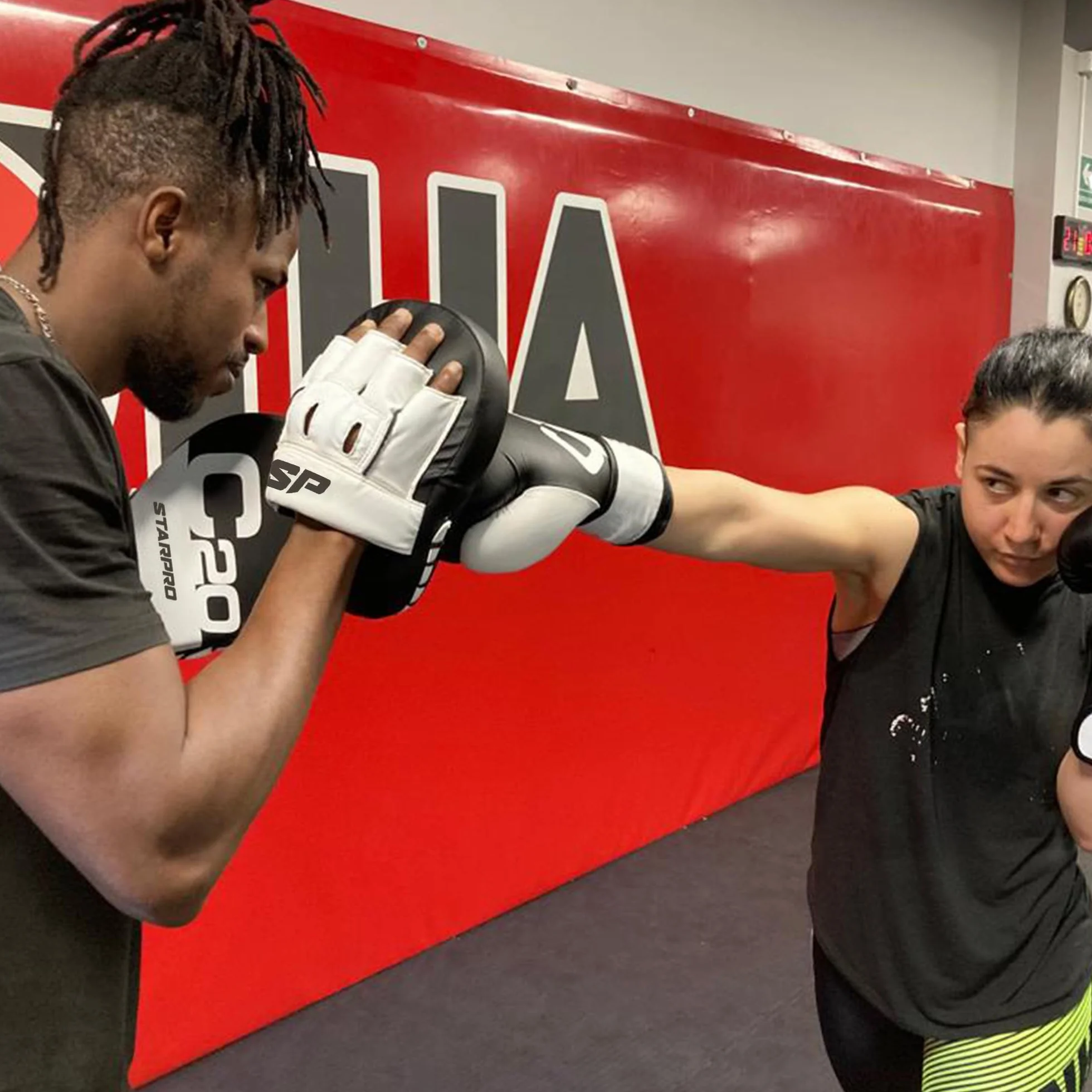 Starpro C20 Pattes d'ours Boxe Incurvé en Cuir Synthétique pour Hook'n'Jab et Coaching en Boxe, MMA, Kickboxing, Arts Martiaux, Muay Thaï et Entraînement - Noir et Blanc