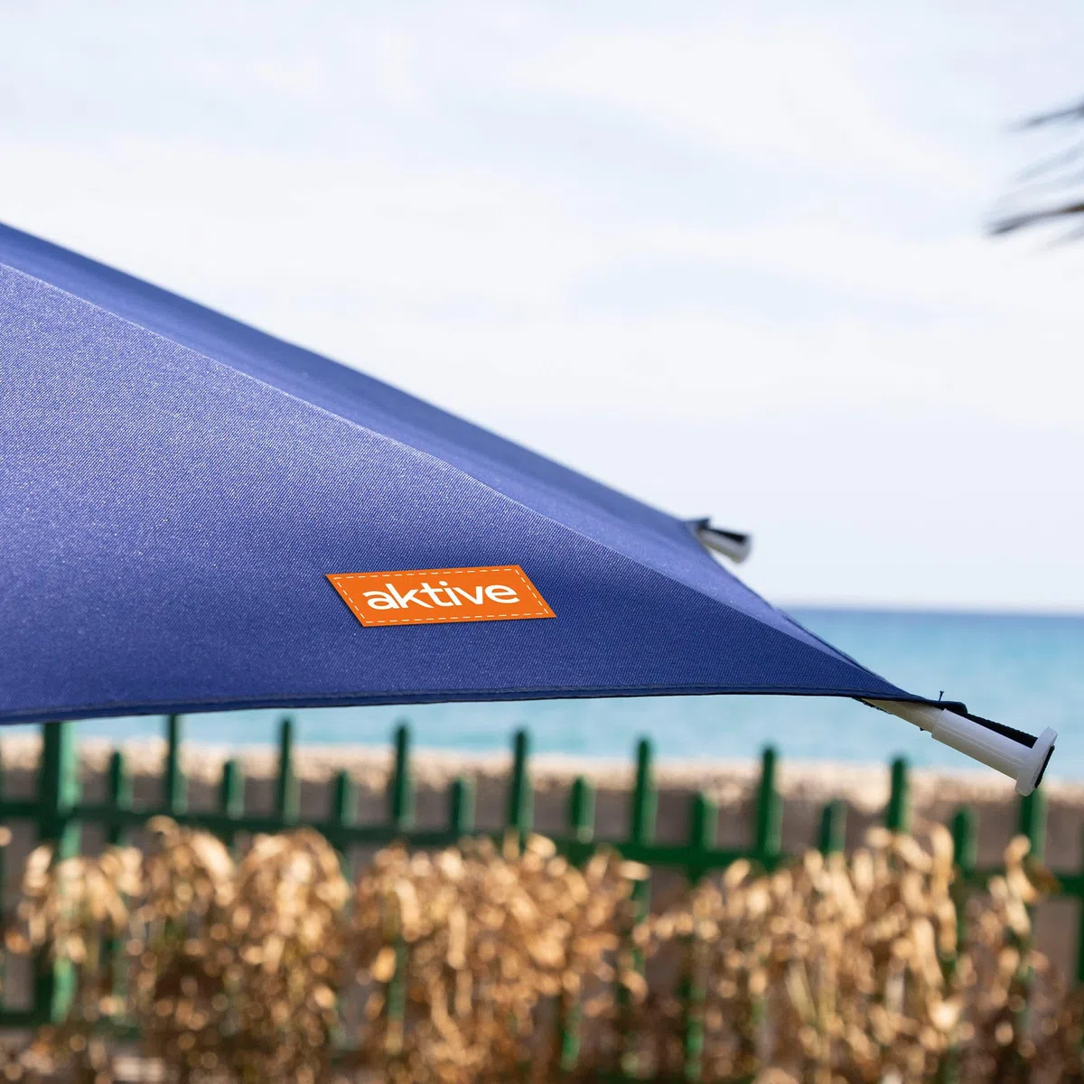 AKTIVE Parasol de plage coupe-vent, 280 cm, Bleu marine, Tissu polyester, Protection UV30, Poteau métallique réglable, Capote ventilée, 8 baleines en fibre de verre