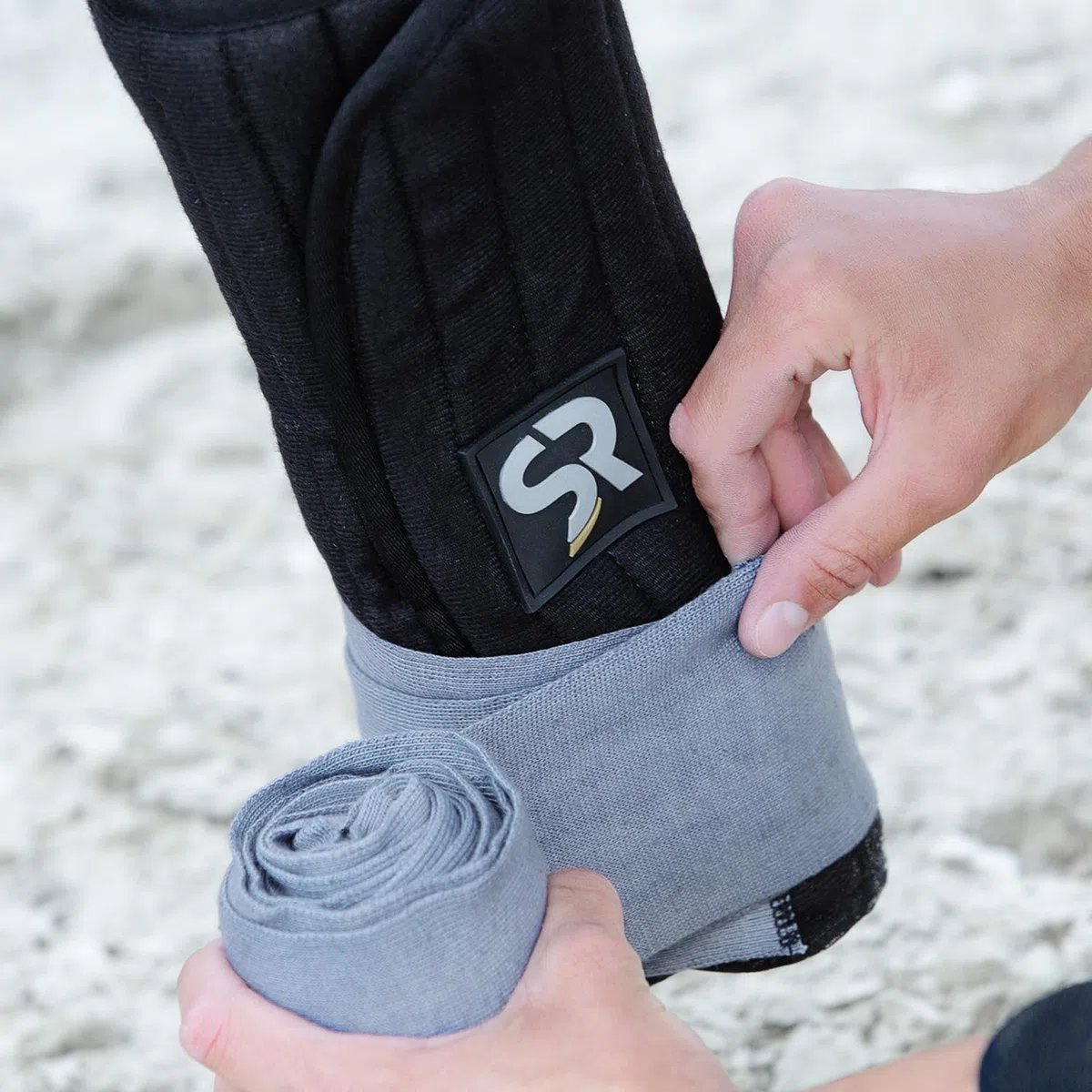 SUNRIDE Coussinets de Bandage avec Velcro pour Les Chevaux afin de Les protéger Contre Les blessures Lors de l'entraînement (Lot de 2) (Noir)