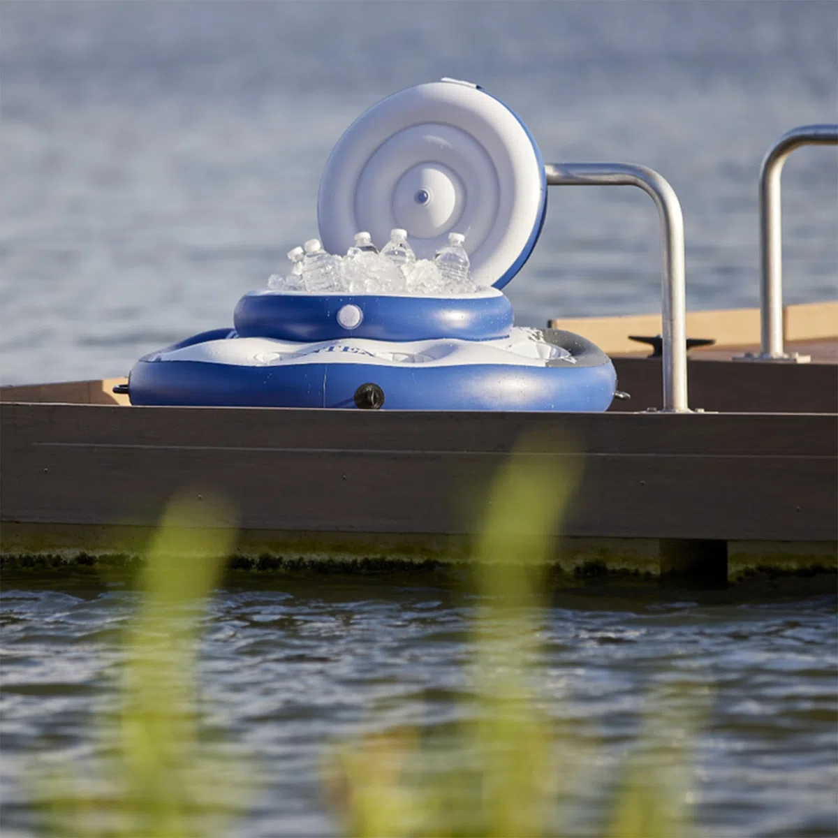 INTEX Glacière Gonflable Mega Chill 56822EP : Bac à Glace Amovible – 5 Porte-gobelets intégrés – 2 poignées durables – Connecteurs faciles à Utiliser – Compatibilité River Run