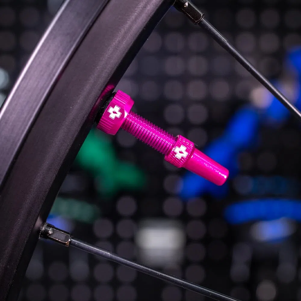 Muc-Off Valves Presta Tubeless - 44 mm - Valves de Vélo Anti-Fuite de Qualité Supérieure avec Outil Démonte-Obus de Valve Intégré - Rose