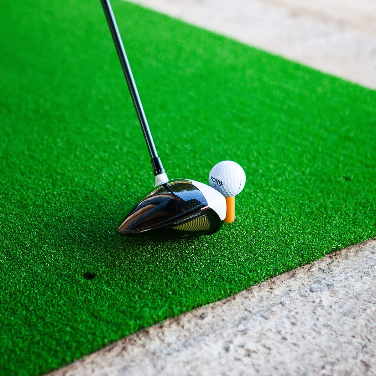 FORB Academy Tapis de Golf Portable pour l’Entraînement (1,5m x 1m) | Gazon Artificiel Authentique | Tees de Golf Inclus | Design Innovateur | Parfait pour Tous Les Golfeurs