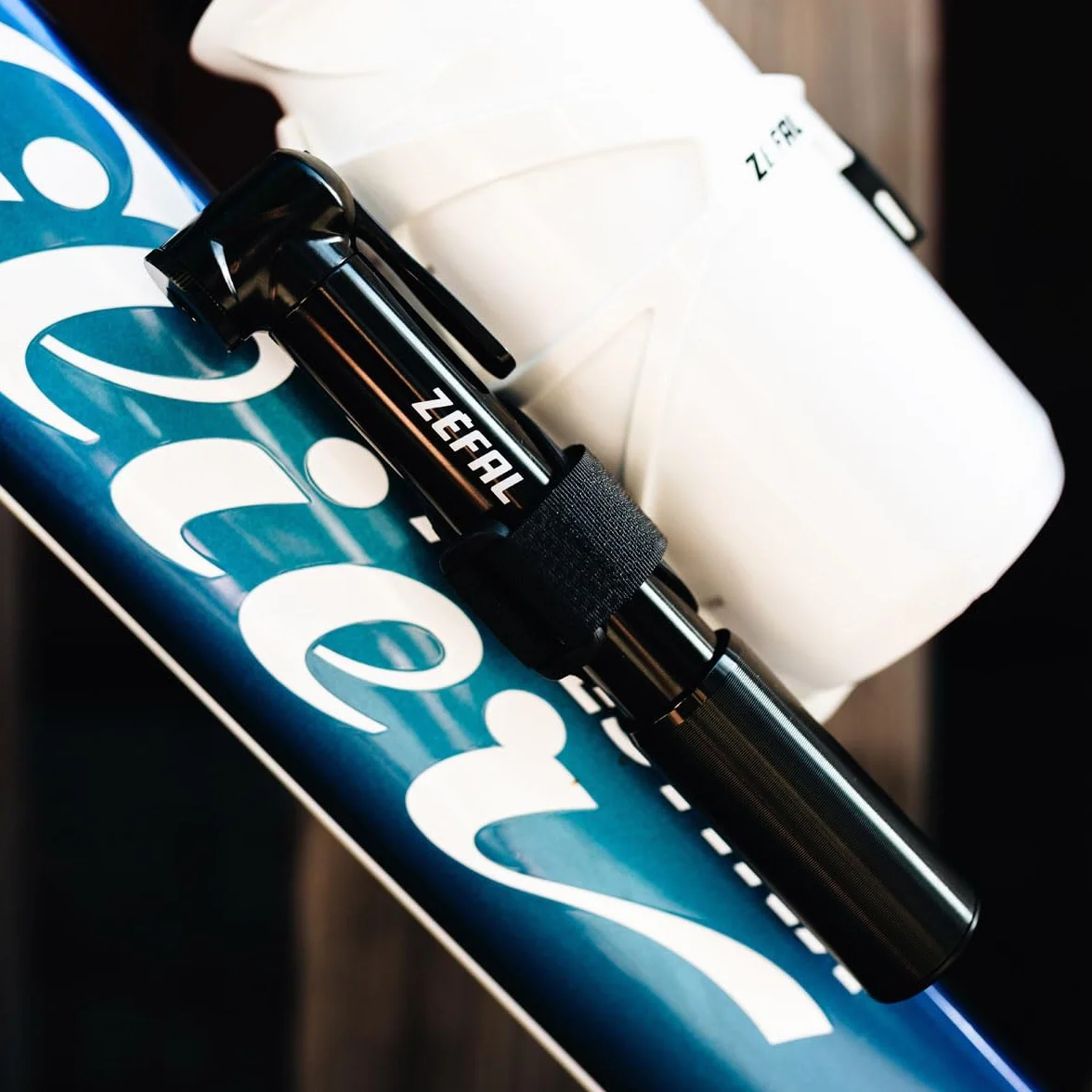 ZEFAL Road Micro - Pompe à Main Velo de Route - Robuste et Légère - Vélos de Route et Triathlon - Argent, 165 mm, 7 Bar Pression, Schrader et Presta - 95 g