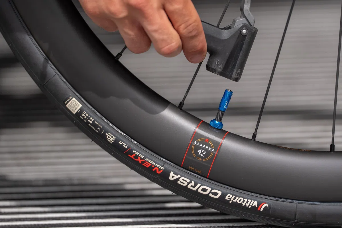 BBB Cycling CoreCap Lot de 2 bouchons pour valve – Remplacement innovant pour valves Presta, jusqu'à 300% de flux d'air en plus, Idéal pour tubeless, VTT, vélo de course & vélo électrique BTI-165 Bleu