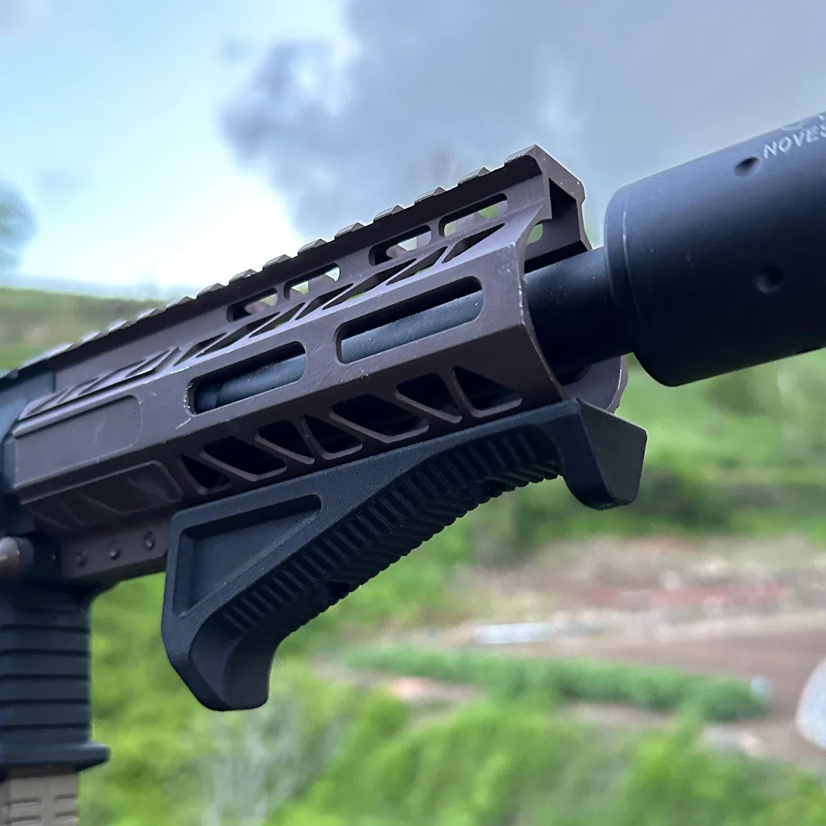 Viking Poignée inclinée AFG, Poignée Avant KEYMOD, Accessoire Tactique Airsoft, Polymère en Fibre de Carbone, Grip de Fusil inclinée, Gun Grip M4 AR15 MK18, Airsoft