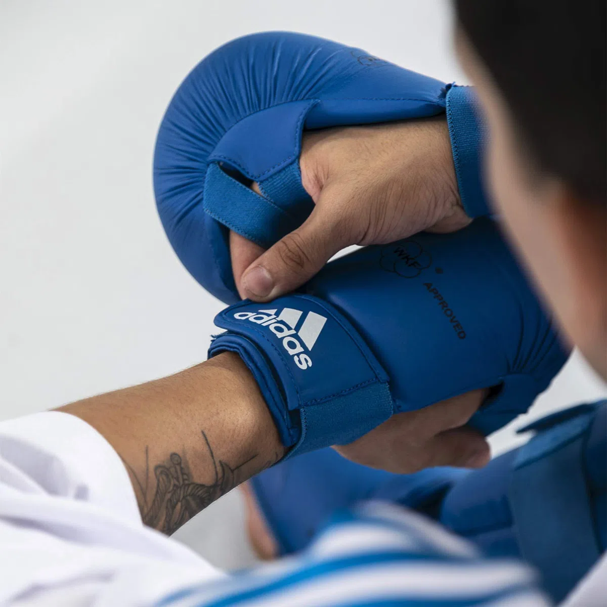 adidas Mitaines karaté WKF avec Pouce (Couleur : Bleu - Taille : L)