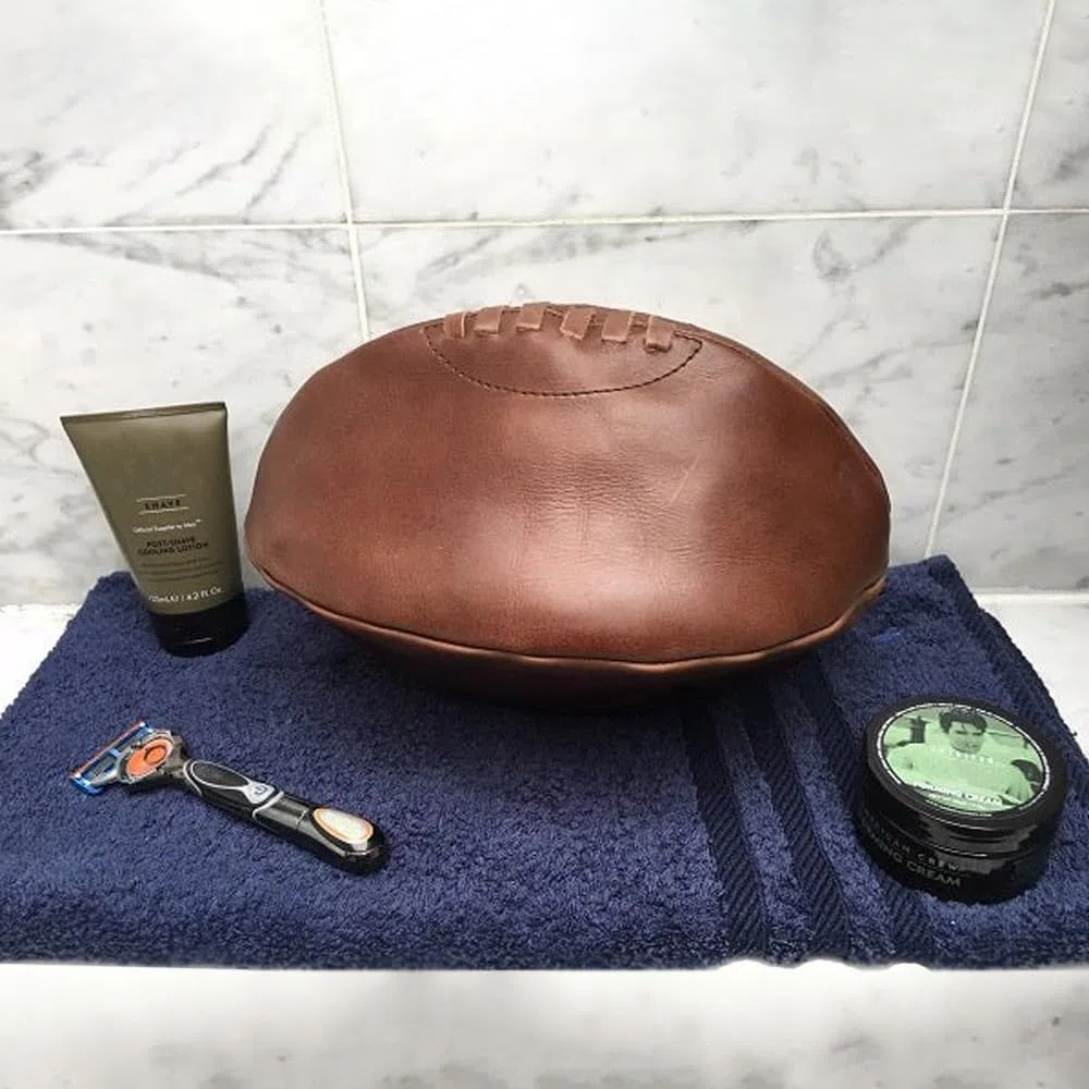 Ballon de rugby Trousse de toilette – Réplique du Ballon de rugby Design – Stocking-filler Idéal pour les fans de sports, Red