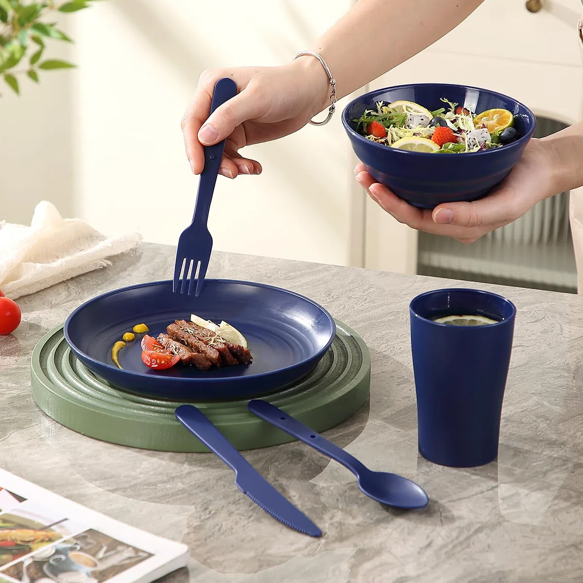 Ustensiles de Camping pour 2 avec Bol, Assiette, Tasse, cuillère, Fourchette, Couteau et Sac de Transport, Accessoires de Camping en Plastique Équipement Essentiel pour Voyage, Pique-