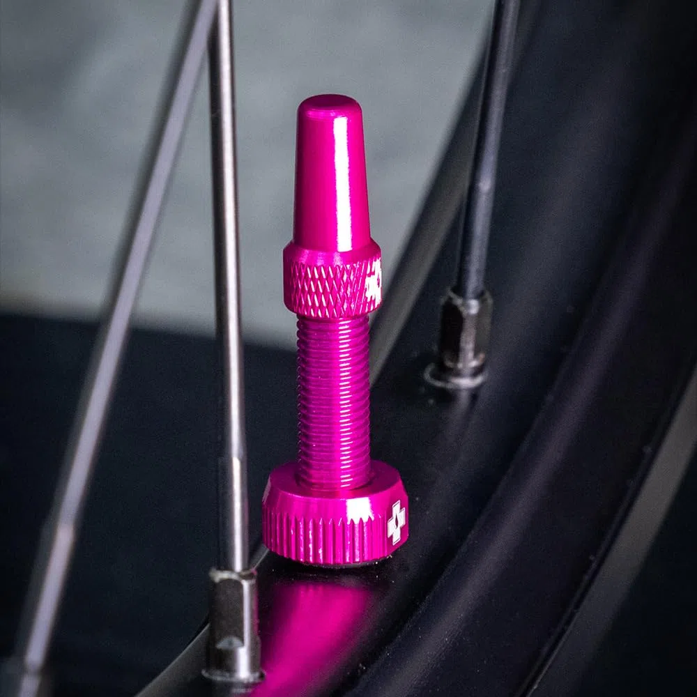 Muc-Off Valves Presta Tubeless - 44 mm - Valves de Vélo Anti-Fuite de Qualité Supérieure avec Outil Démonte-Obus de Valve Intégré - Rose