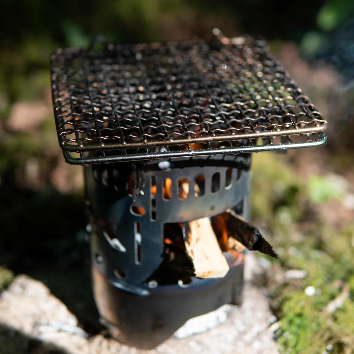Forest Fundamentals Gril pliable en acier inoxydable 304 | Grille de cuisson légère et portable pour le bushcraft, le camping, la randonnée et la randonnée | Comprend un sac de transport en toile de