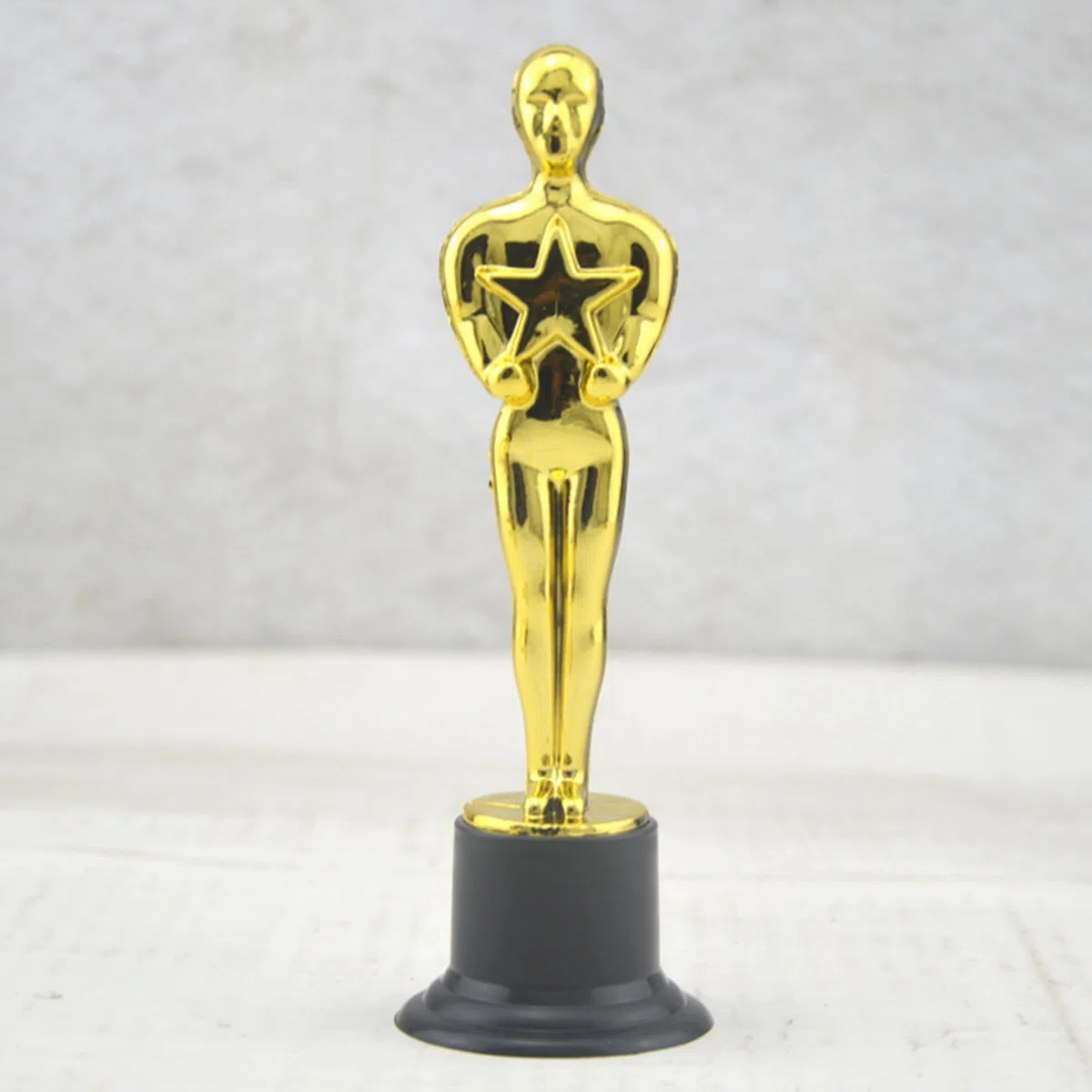 SweetSerenade Lot de 72 Statuettes de Trophées en Plastique Award pour Les Faveurs de Fête, Récompense Scolaire, Prix de, Prix de Fête