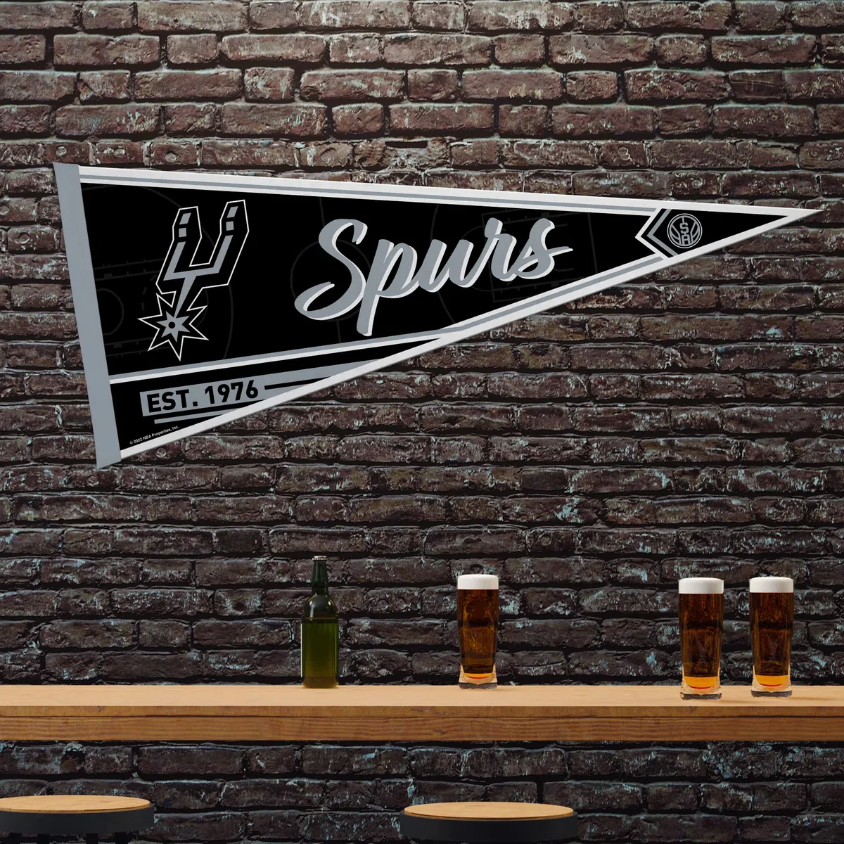 Rico Industries Fanion classique en feutre doux NBA San Antonio Spurs - 30,5 x 76,2 cm - EZ à suspendre - Décoration d'intérieur (salle de jeux, cave, chambre)