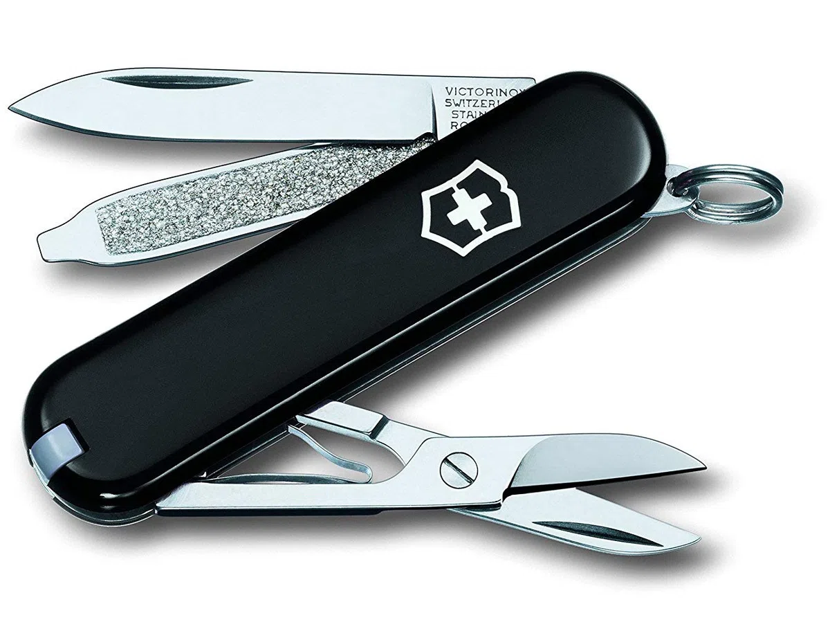 Victorinox Classic Sd, Swiss Army Knife, Petit Couteau de Poche Suisse, Léger, Multitool, 7 Fonctions, Ciseaux, Lime à Ongles, Noir