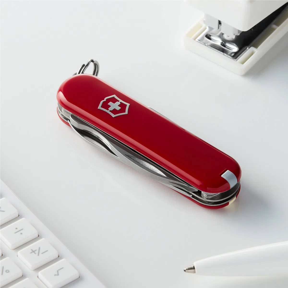 Victorinox Couteau de Poche Rambler, Petit, 10 Fonctions, Swiss Made, Outil Multifonction avec Tournevis Phillips, Ciseaux, Rouge