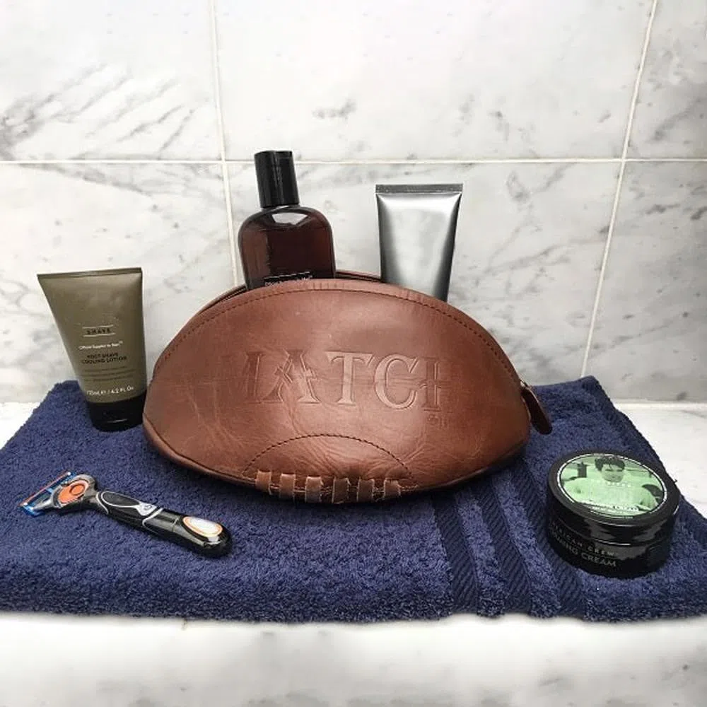 Ballon de rugby Trousse de toilette – Réplique du Ballon de rugby Design – Stocking-filler Idéal pour les fans de sports, Red
