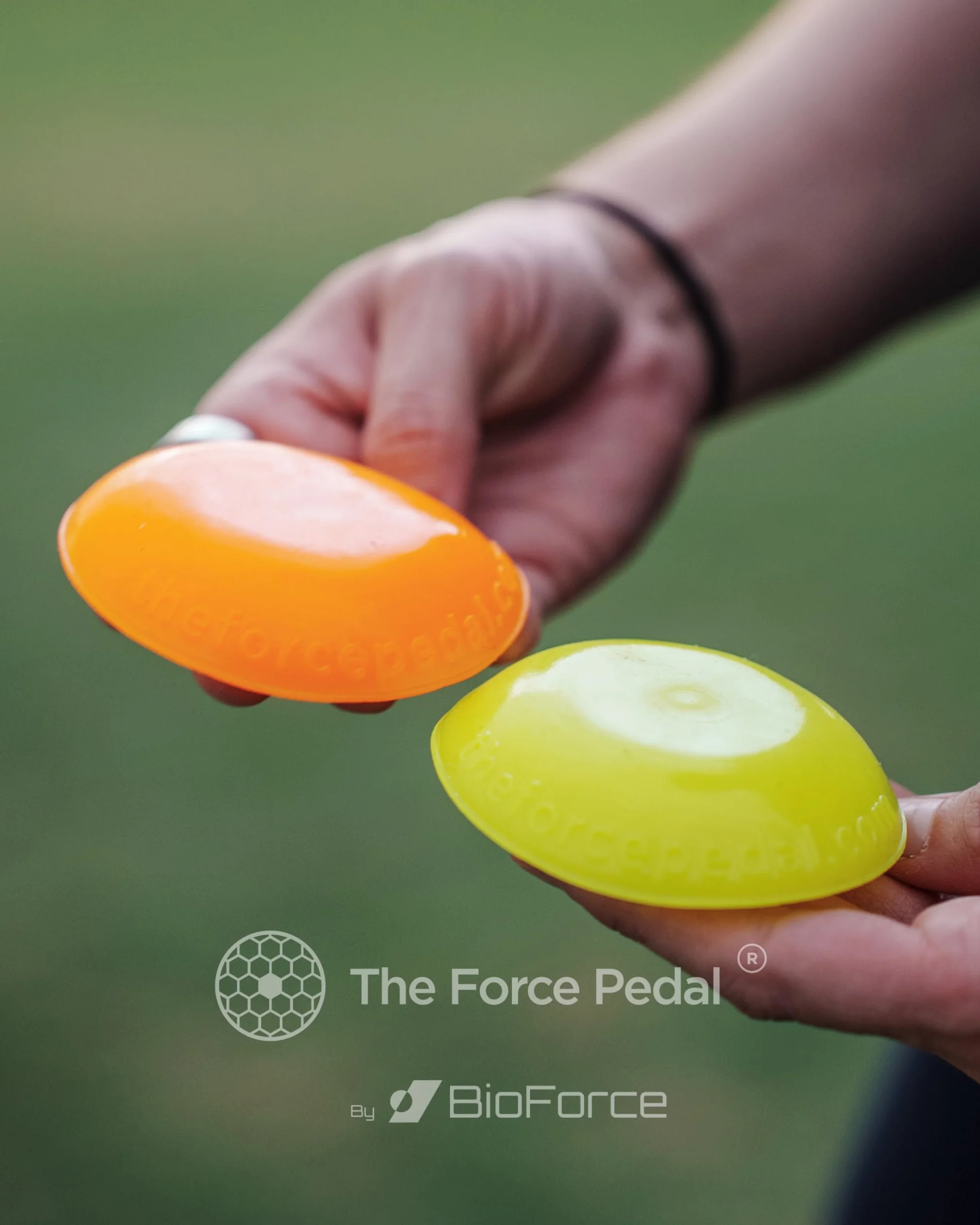 The Force Pedal Mini - Aide à l'entraînement - Augmente ta Vitesse de Club - Améliore ta stabilité pour être Plus précis au Approche et Putting - 2 pédales