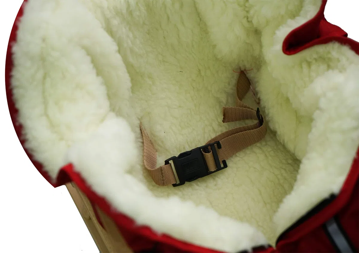 Luge Davos en bois pour enfant à dossier et sangle de sécurité, avec chancelière d'hiver, Naturel/rouge.