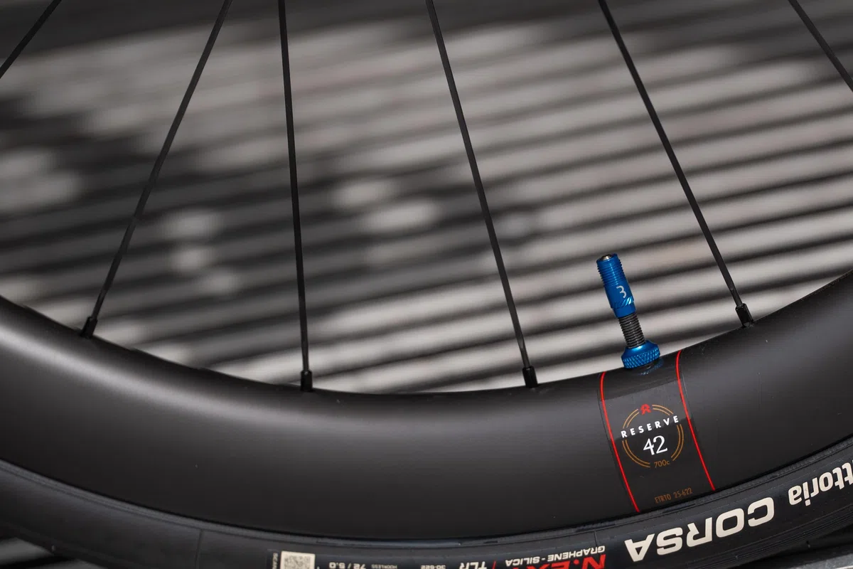 BBB Cycling CoreCap Lot de 2 bouchons pour valve – Remplacement innovant pour valves Presta, jusqu'à 300% de flux d'air en plus, Idéal pour tubeless, VTT, vélo de course & vélo électrique BTI-165 Bleu