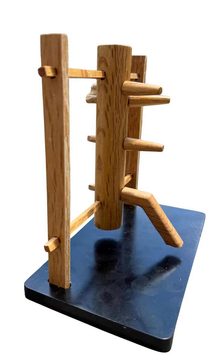 TAO MARTIAL Mini Mannequin de Bois Wing Chun, Mook Jong Traditionnel, Base Noire, Modèle Décoratif