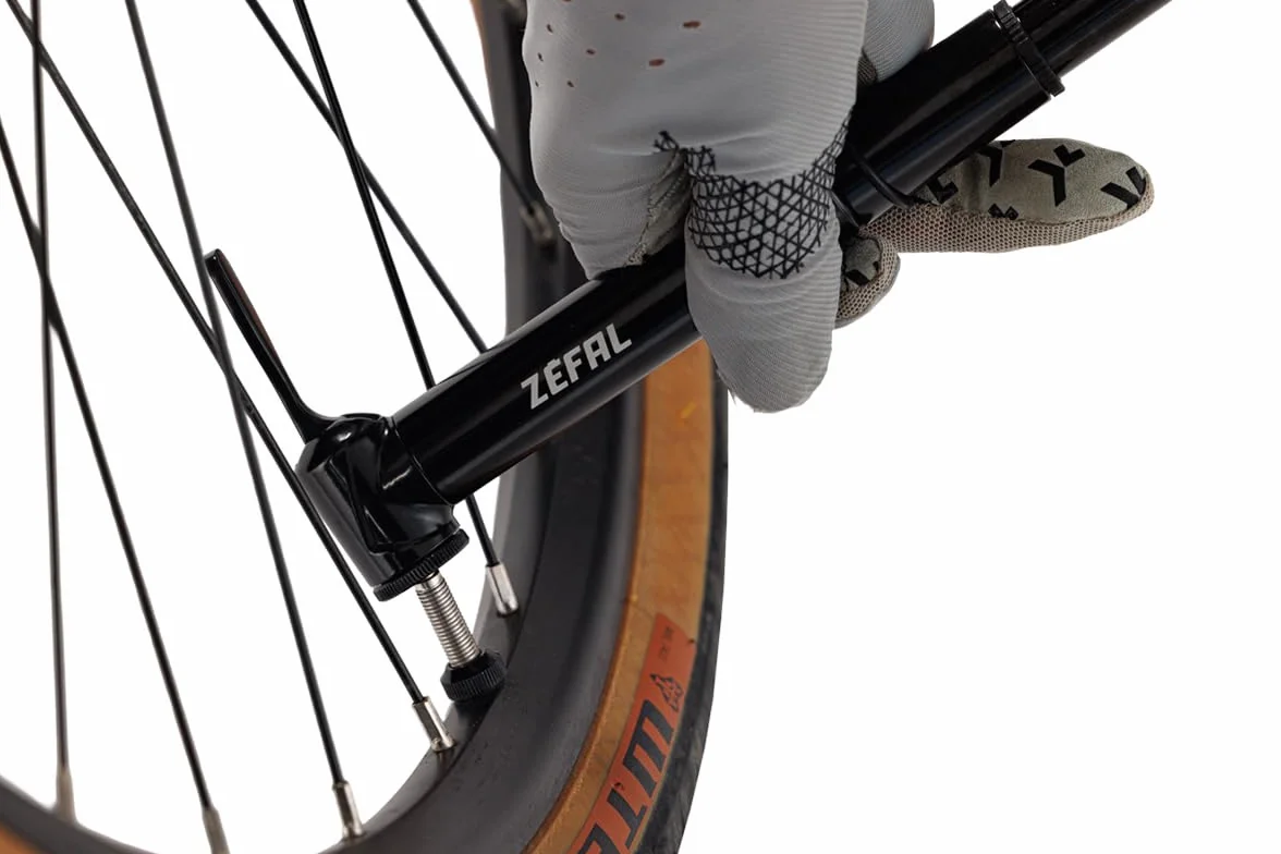 ZEFAL Road Micro - Pompe à Main Velo de Route - Robuste et Légère - Vélos de Route et Triathlon - Argent, 165 mm, 7 Bar Pression, Schrader et Presta - 95 g