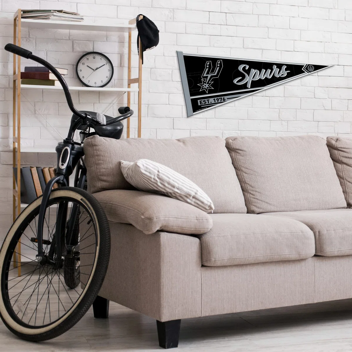 Rico Industries Fanion classique en feutre doux NBA San Antonio Spurs - 30,5 x 76,2 cm - EZ à suspendre - Décoration d'intérieur (salle de jeux, cave, chambre)