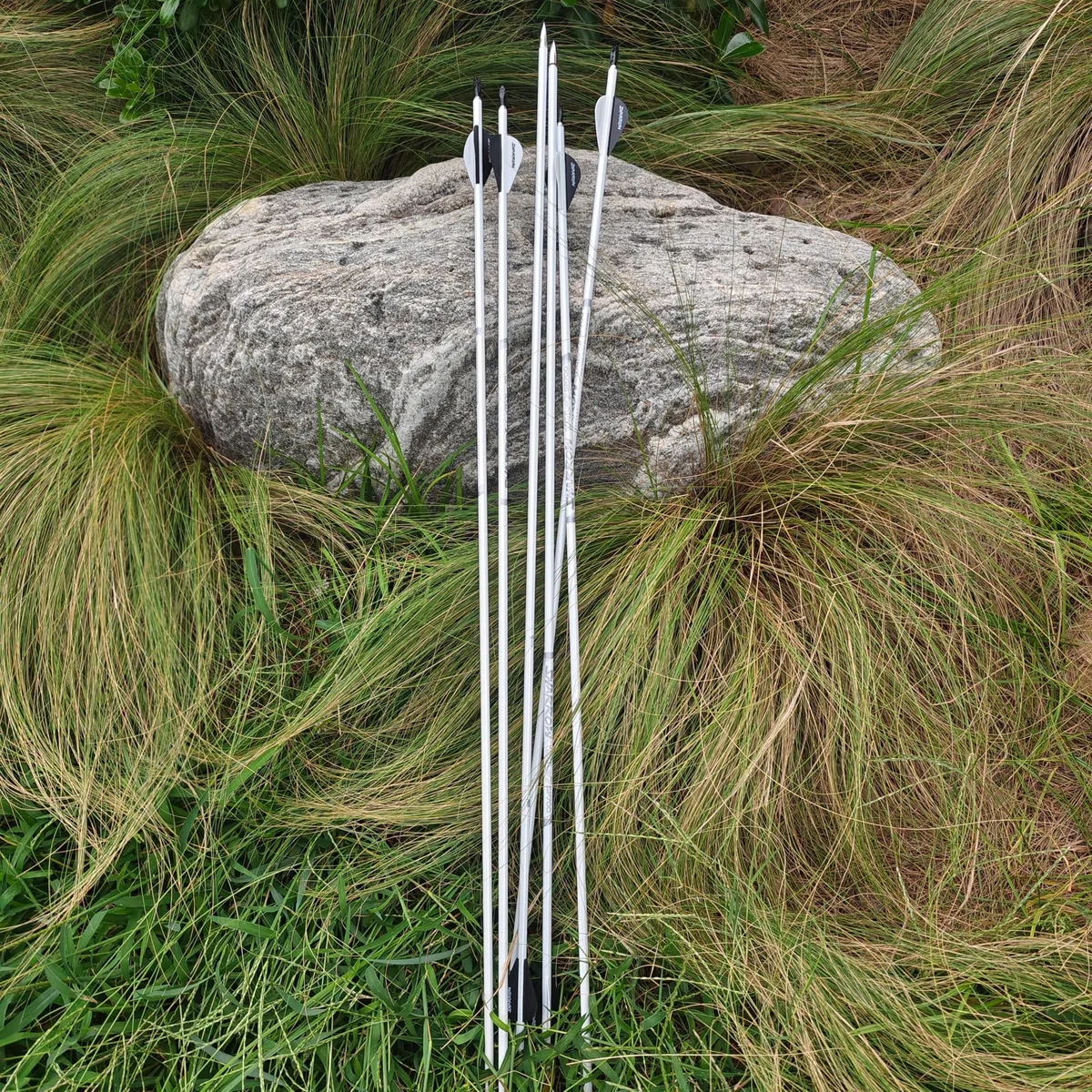 Flèche de tir à l'arc en Carbone Pur 32 Pouces Flèche de Chasse 600 Spine Flèches de tir pour Arc à poulies Arc Classique Arc Long