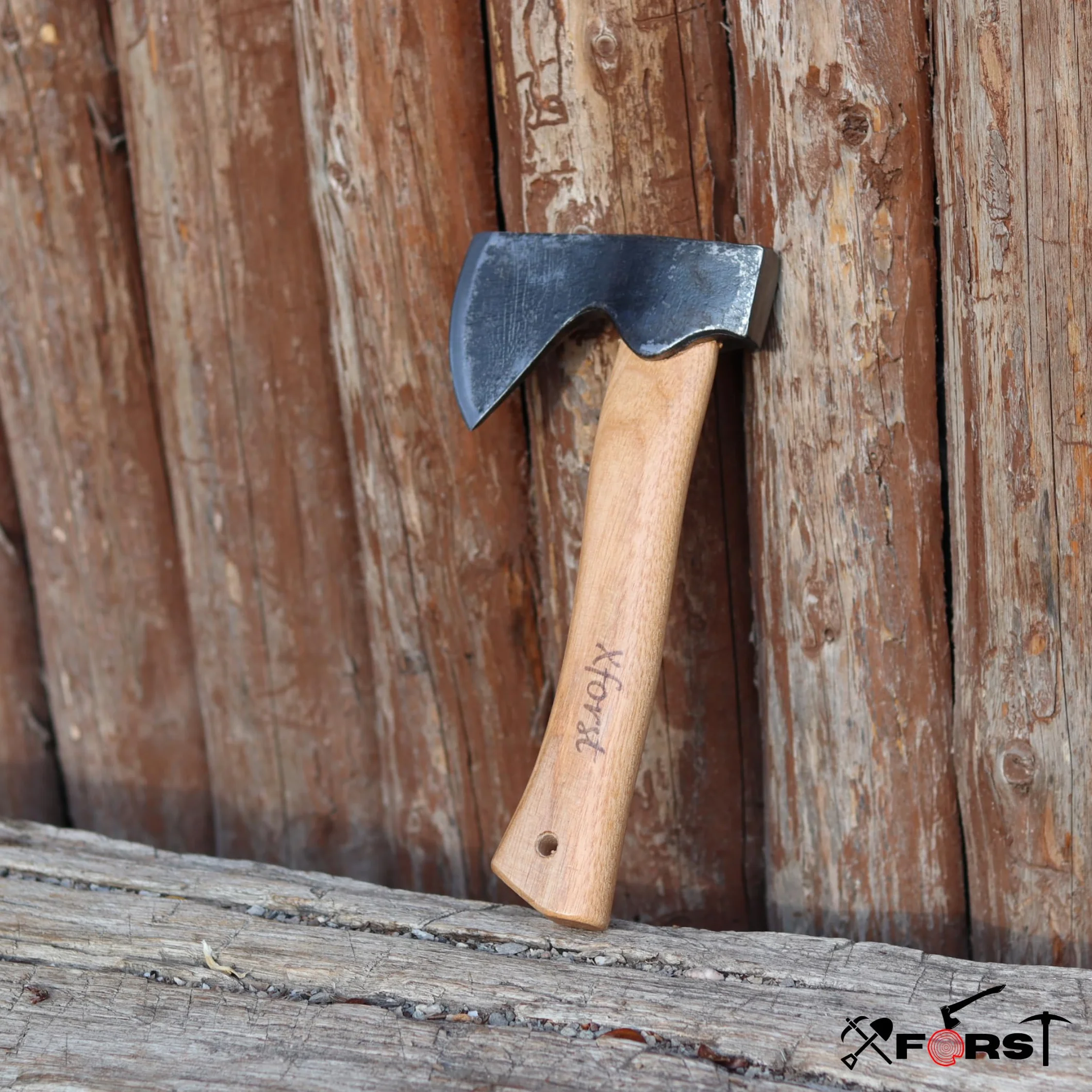 Xforst Hache Viking X-AG1Black – Hachette de Trekking et Outdoor avec Manche en Bois de Hickory & Étui de Protection en Cuir Véritable – 27 cm – 0,67 kg